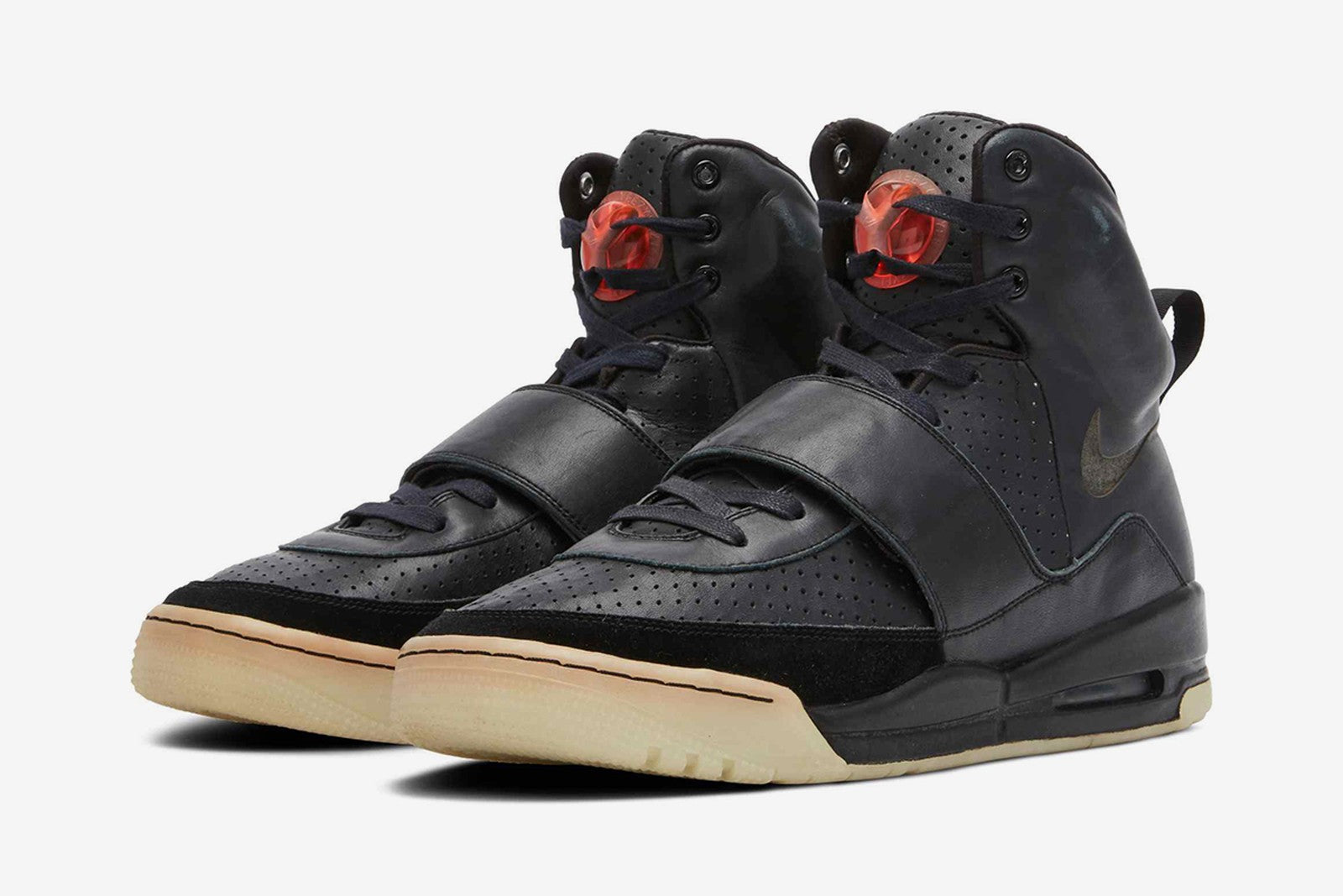 Nike Air Yeezy 1 Kanye West mang tại Grammy trở thành đôi sneakers đắt nhất hành tinh, vượt qua Air Jordan 1 Game-worn 1985