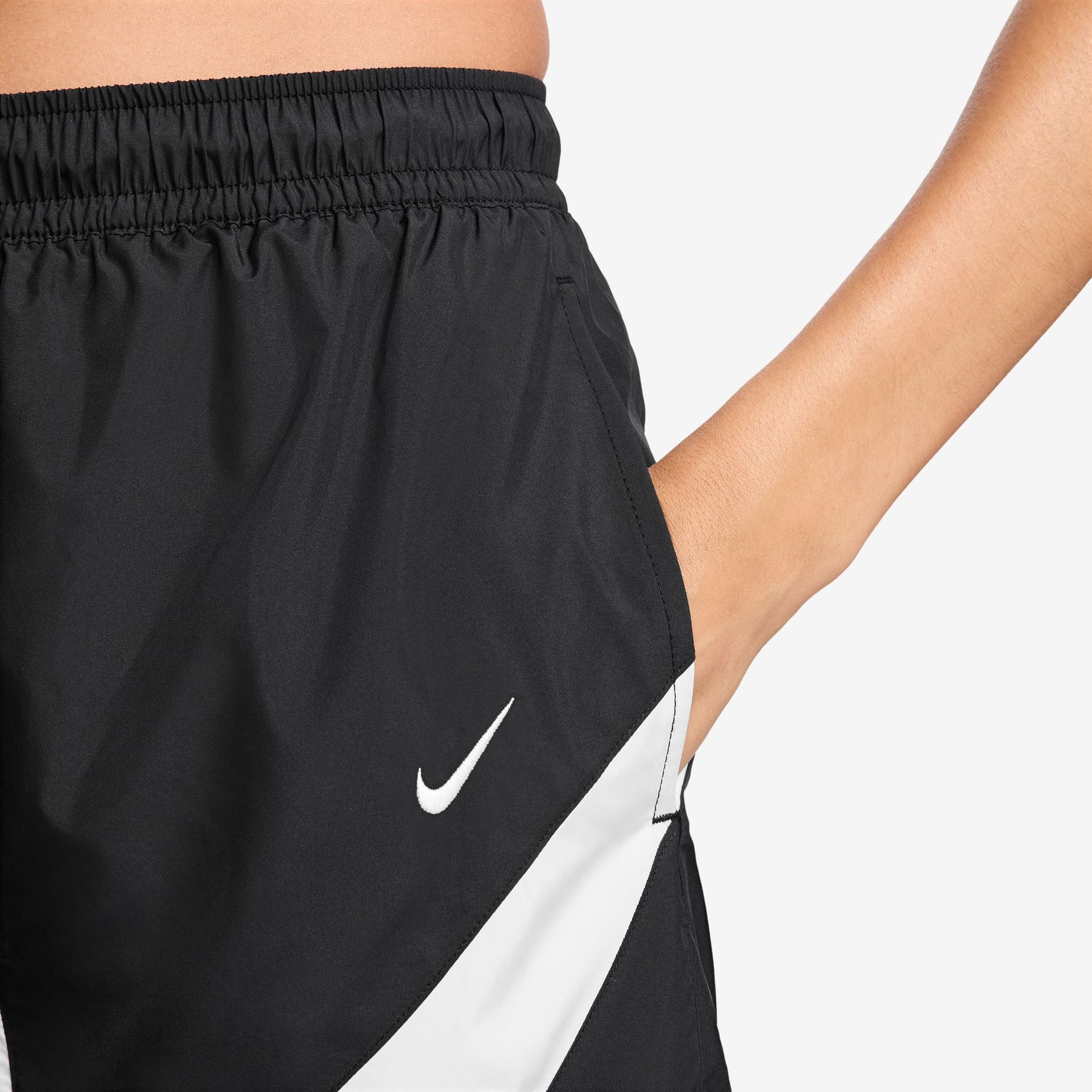 Quần Ngắn Thể Thao Thời Trang Nữ Nike As W Nsw Cls Wvn Mr 5" Logo Sh