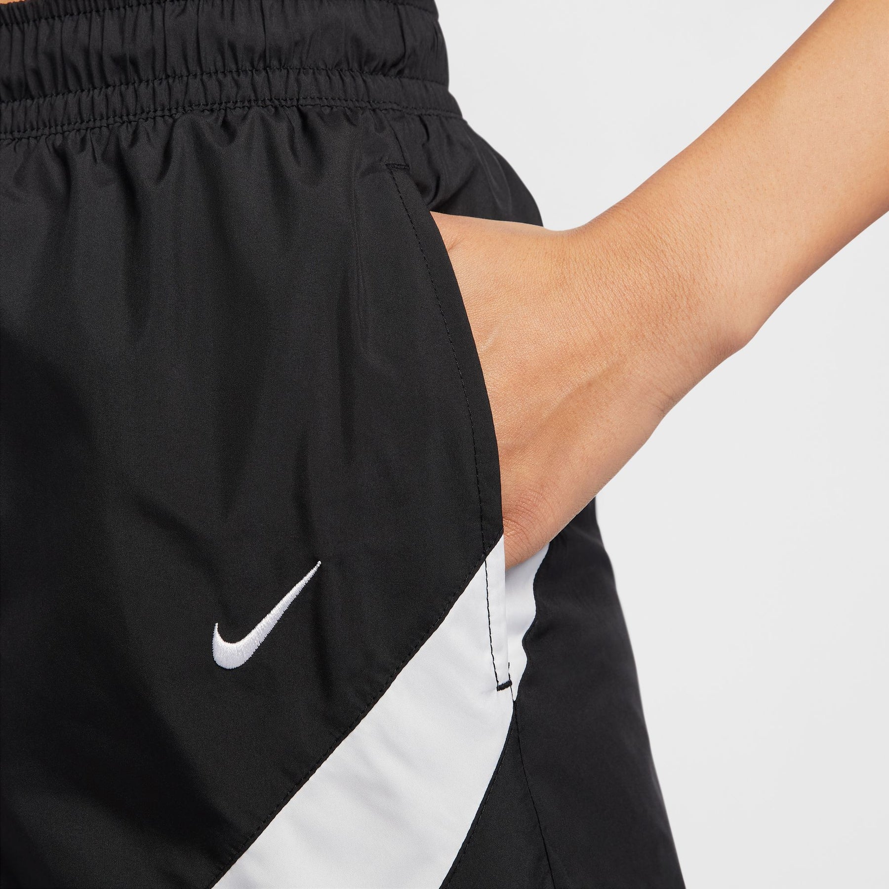 Quần Ngắn Thể Thao Thời Trang Nữ Nike As W Nsw Cls Wvn Mr 5" Logo Sh