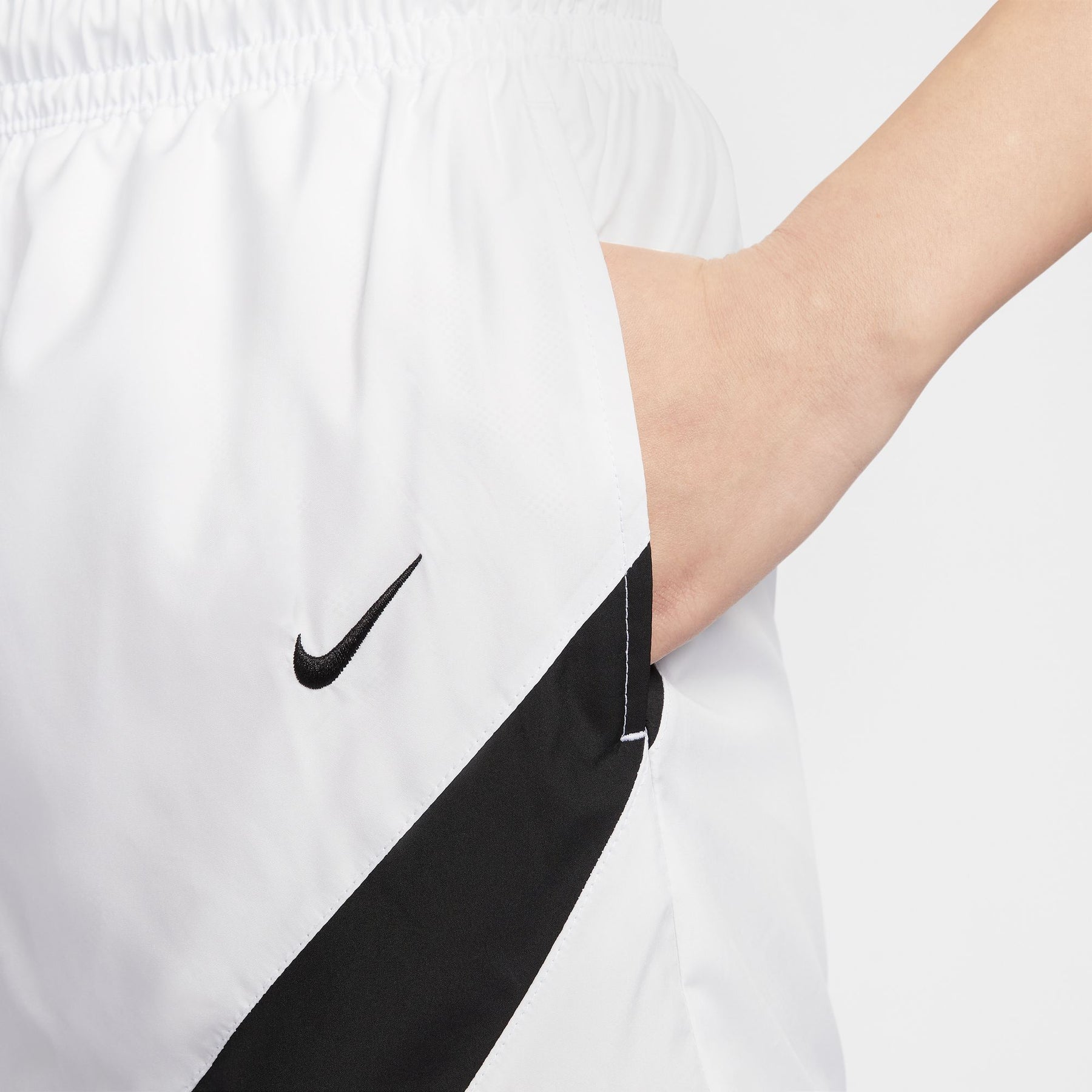 Quần Ngắn Thể Thao Thời Trang Nữ Nike As W Nsw Cls Wvn Mr 5" Logo Sh